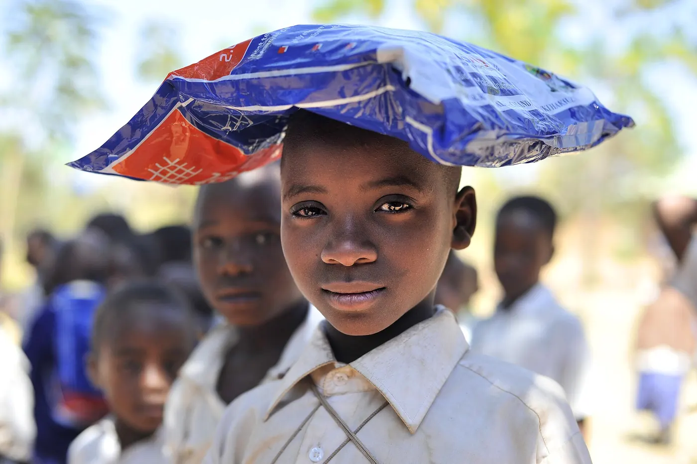 Phát màn chống muỗi tại trường học ở Tanzania